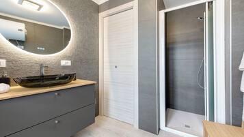 Dusche, Haartrockner, Handtücher