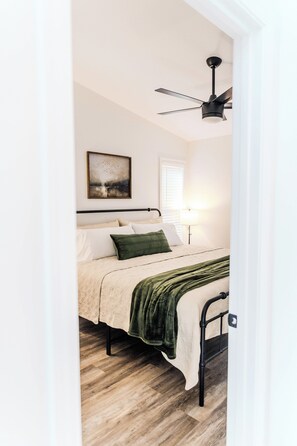 2 bedrooms, desk, free WiFi, bed sheets - NEW! Private Wooded Getaway🌲
2BR/1.5BA + Garage — 6 Miles to UT (Knoxville)
