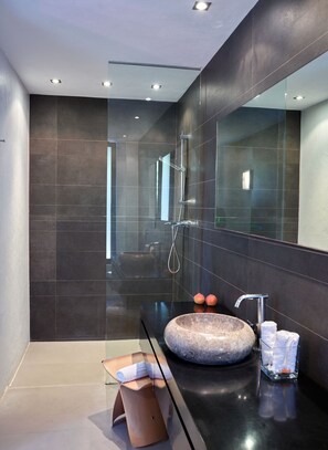 Dusche, kostenlose Toilettenartikel, Haartrockner, Handtücher