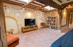 Fernseher, Kamin, Tischtennisplatte