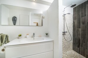 Bruser, hårtørrer, håndklæder, Toiletpapir