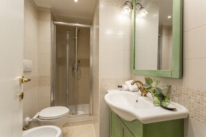 Bruser, hårtørrer, bidet, håndklæder