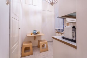Køleskab, kogeplade, kaffe-/temaskine, køkkentøj/tallerkener/redskaber
