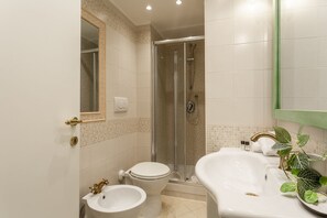 Douche, sèche-cheveux, bidet, serviettes fournies