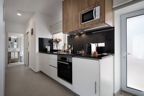 Geladeira, micro-ondas, fogão, cooktop