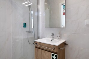 Shower, hair dryer, towels - Holiday Home 'Palheiro Do Rei' with Shared Terrace, Wi-Fi and Air Conditioning (Fátima)
