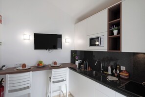 Kühlschrank, Mikrowelle, Ofen, Herdplatte