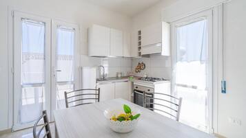 KylskÄp, ugn, spishÀll och kaffe- och tebryggare