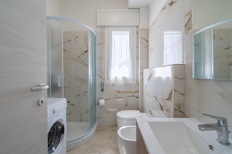 シャワー、ヘアドライヤー、タオル. Apartment 'Appartamento Nemo' with Sea View, Wi-Fi and Air Conditioning