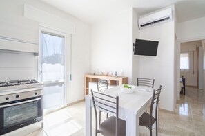 Kjøleskap, ovn, kokeplater og kaffetrakter/tekoker