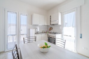 Fridge, oven, stovetop, coffee/tea maker - Apartment 'Appartamento Nemo' with Sea View, Wi-Fi and Air Conditioning (Marzamemi)