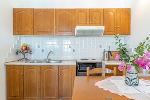 Geladeira, fogão, cooktop, cafeteira/chaleira