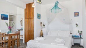 Ein Schlafzimmer mit einem Bett, einem Nachttisch und einem Holzschrank.