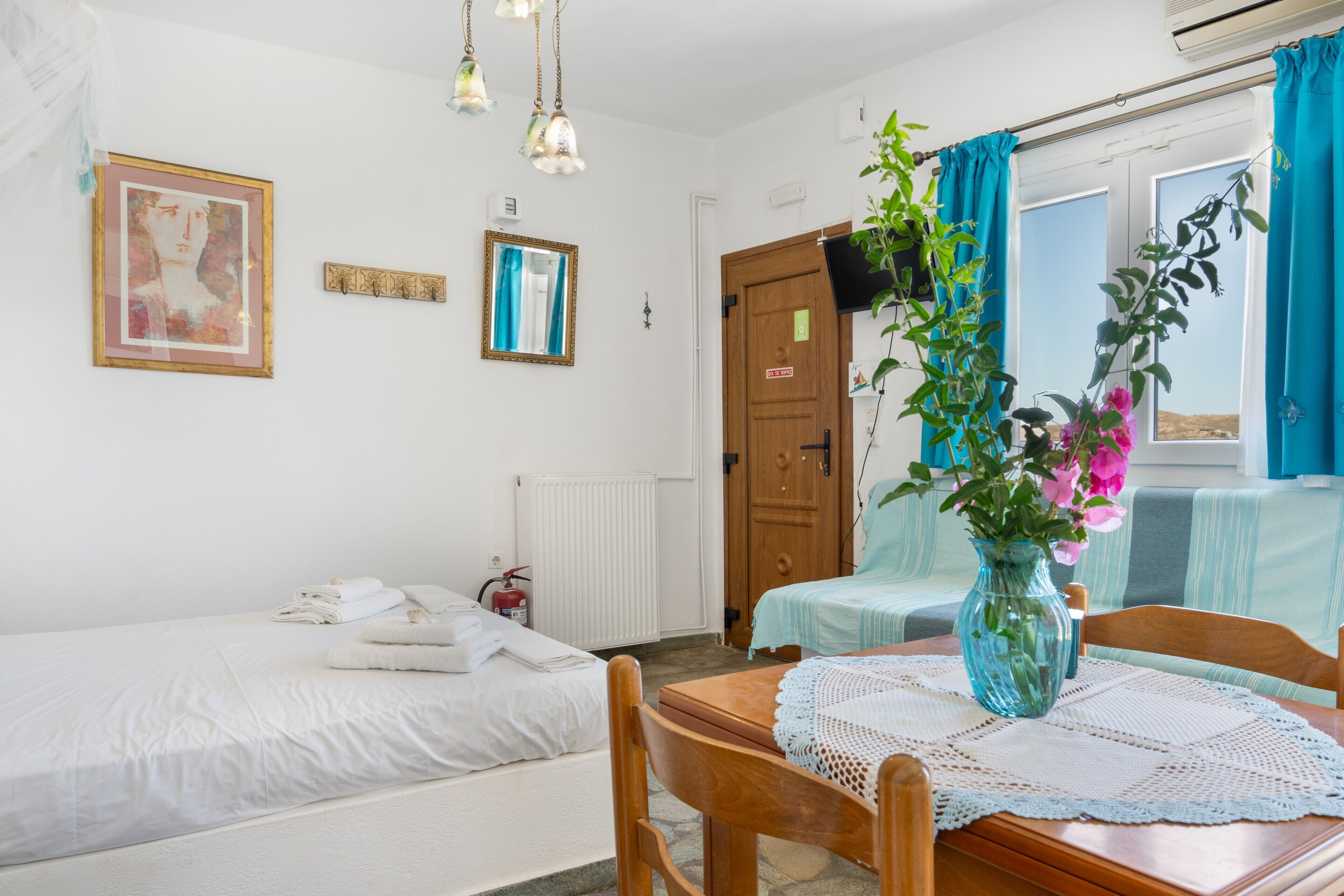 Iron/ironing board, bed sheets
