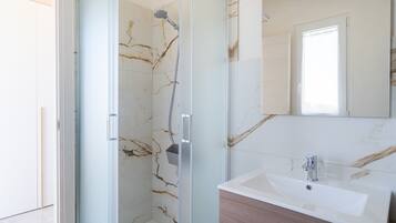 Dusche, Haartrockner, Handtücher