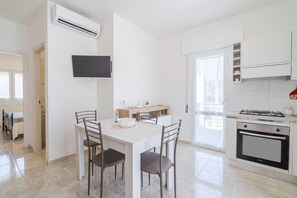 Refrigerador, horno, placa de cocina, cafetera/tetera
