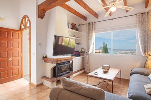 TV - Holiday Home 'Chalet Altea' with Sea View, Wi-Fi and Air Conditioning (Altea)