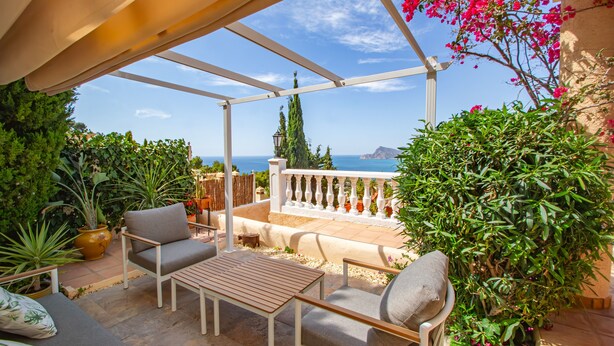 An outdoor patio with a table and chairs, surrounded by potted plants and a view of the sea. - Holiday Home 'Chalet Altea' with Sea View, Wi-Fi and Air Conditioning (Altea)