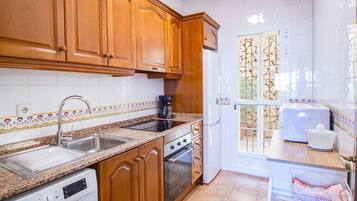 Een koelkast, een microgolfoven, een oven, een kookplaat