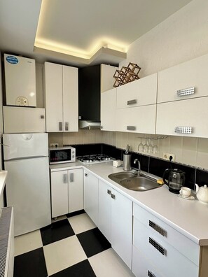 Private kitchen - HomeSweetHome far away from Home (Chișinău)