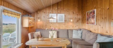 TV, fireplace, stereo