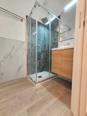 Dusche, Haartrockner, Bidet, Handtücher