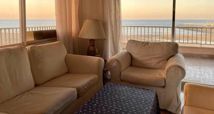 Apartment 'En Primera Línea De Mar' with Sea View, Shared Pool and Wi-Fi