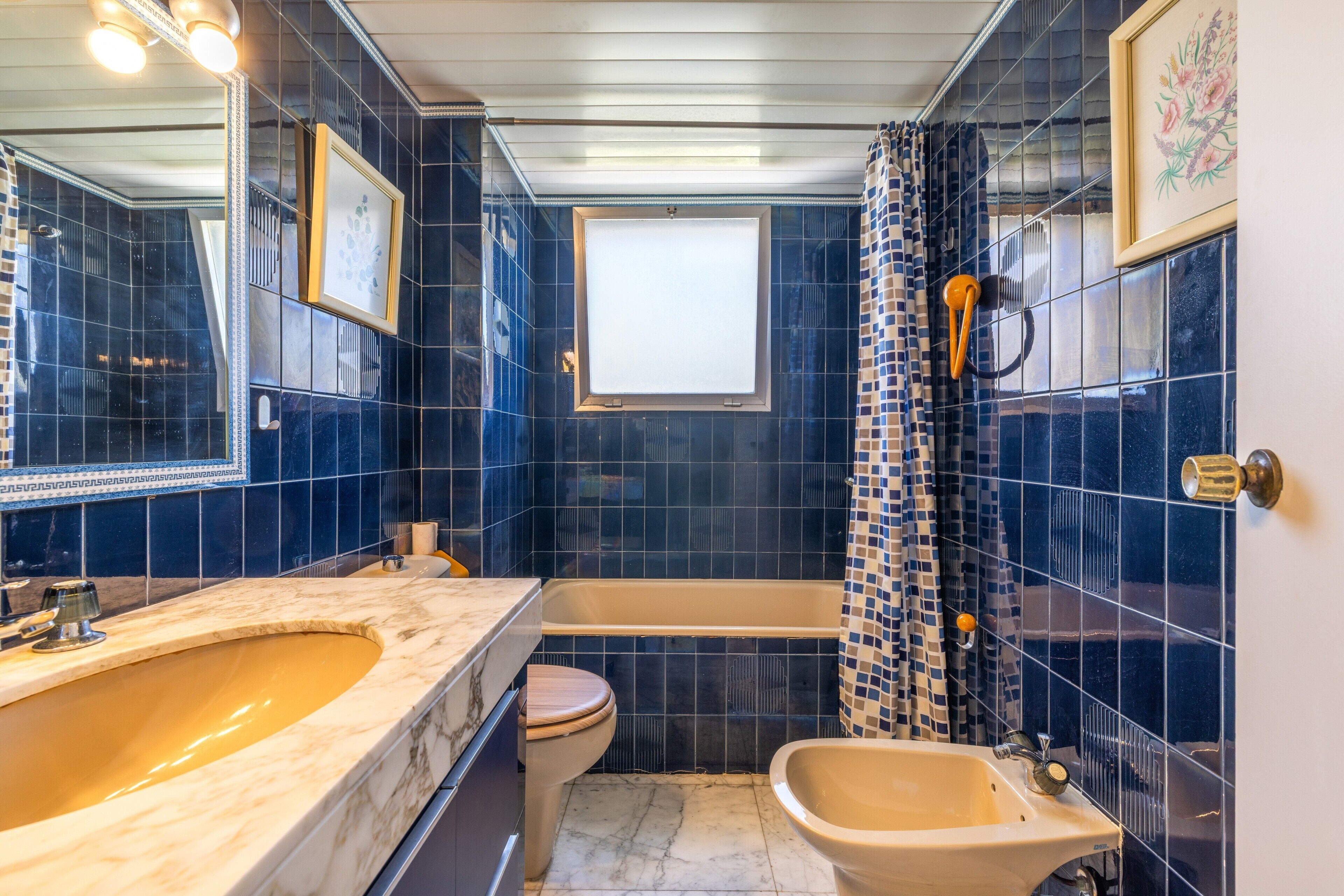 Une salle de bain équipée d’une baignoire, d’un lavabo, de toilettes et d’un bidet.