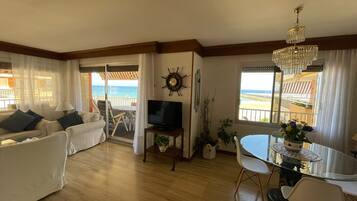 Een televisie en een tafeltennistafel