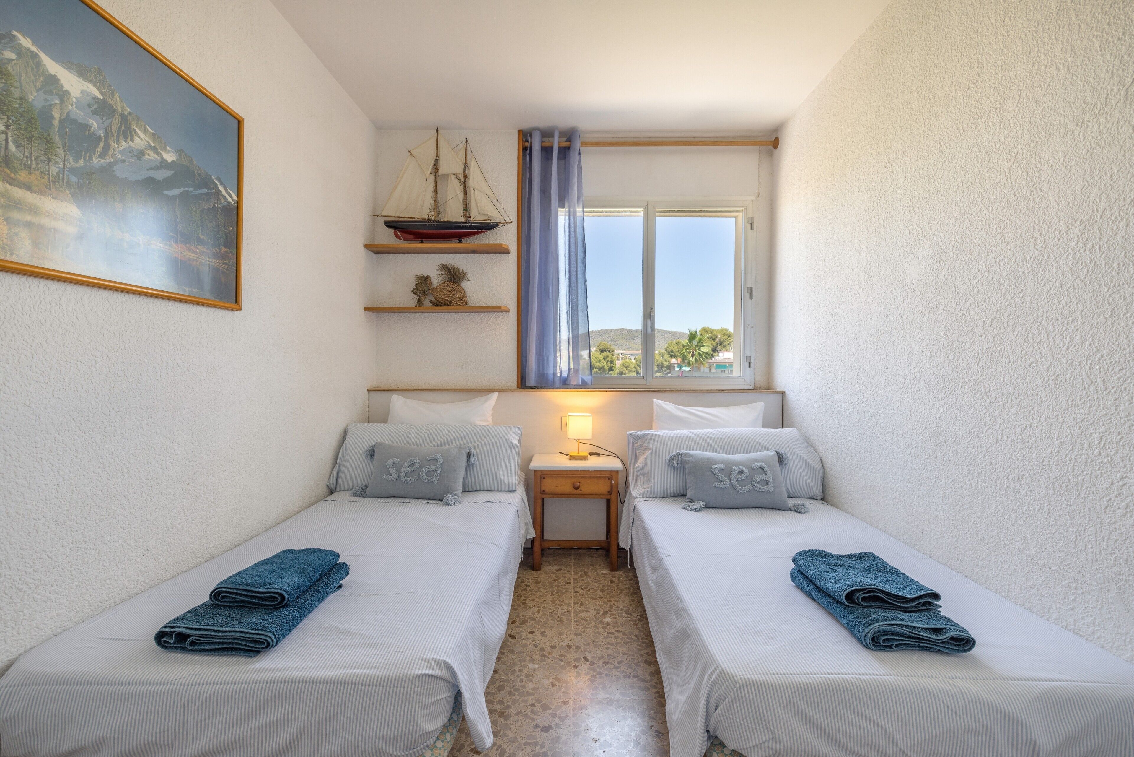 3 slaapkamers, een strijkplank/strijkijzer, gratis wifi, beddengoed