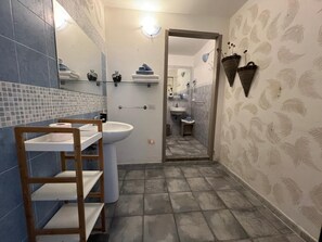 Shower, hair dryer, towels - Triple room with shared pool and kitchen, Wi-Fi and air conditioning (Gonnesa)