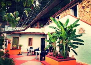 Outdoor dining - Triple room with shared pool and kitchen, Wi-Fi and air conditioning (Gonnesa)