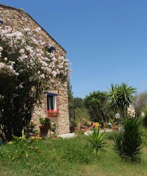 Property grounds - Triple room with shared pool and kitchen, Wi-Fi and air conditioning (Gonnesa)