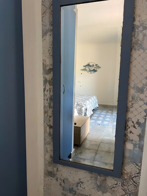 Interior - Triple room with shared pool and kitchen, Wi-Fi and air conditioning (Gonnesa)