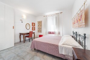 1 bedroom, bed sheets - Room 'Camera 22 Doppia' with Shared Pool, Wi-Fi and Air Conditioning (Gonnesa)