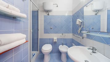 Douche, sĂšche-cheveux, serviettes fournies