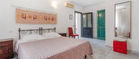 1 bedroom, bed sheets