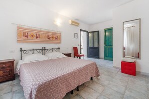 1 bedroom, bed sheets