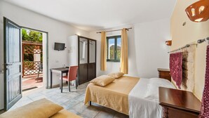 Une chambre à coucher comprenant un lit, un bureau, une chaise et donnant sur l’extérieur.