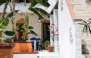 Outdoor dining - Double room with shared pool and kitchen, Wi-Fi and air conditioning (Gonnesa)