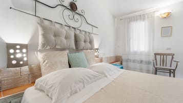1 bedroom, bed sheets