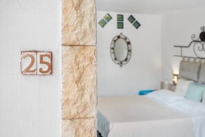 1 bedroom, bed sheets
