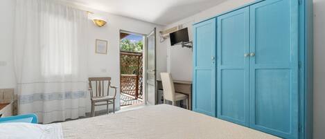 1 bedroom, bed sheets