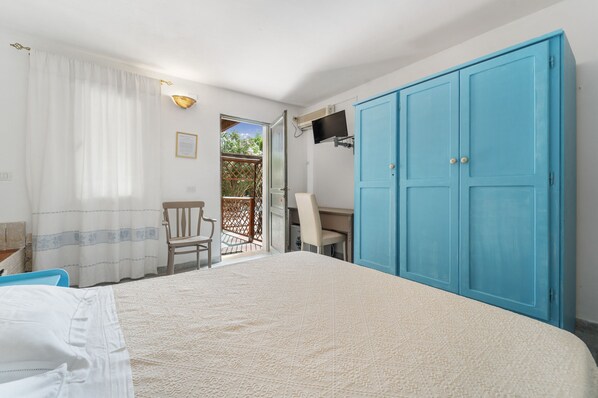 1 bedroom, bed sheets