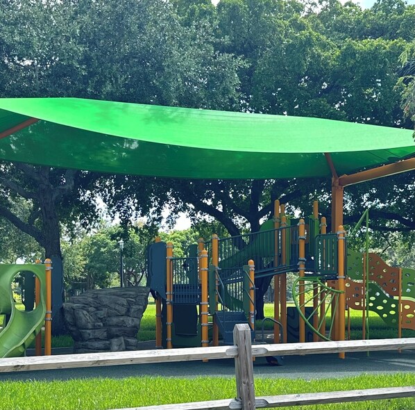 Children’s area - Spacious Pool Home for 10!, Luxurious 4 Bedroom Oasis, Perfect for Large Groups (West Palm Beach)