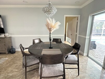 Spacious Pool Home for 10!, Luxurious 4 Bedroom Oasis, Perfect for Large Groups