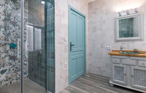 Shower, hair dryer - Cozy home in Villanueva del Río y M (Villanueva del Río y M)