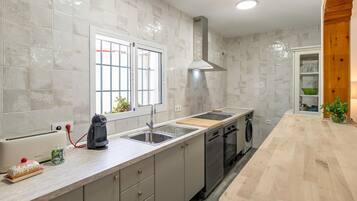 Een koelkast, een oven, een vaatwasser, een koffiezetapparaat/waterkoker