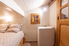 2 soverom, strykejern/-brett og sengetøy