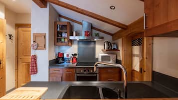 Geladeira, micro-ondas, fogão, cooktop